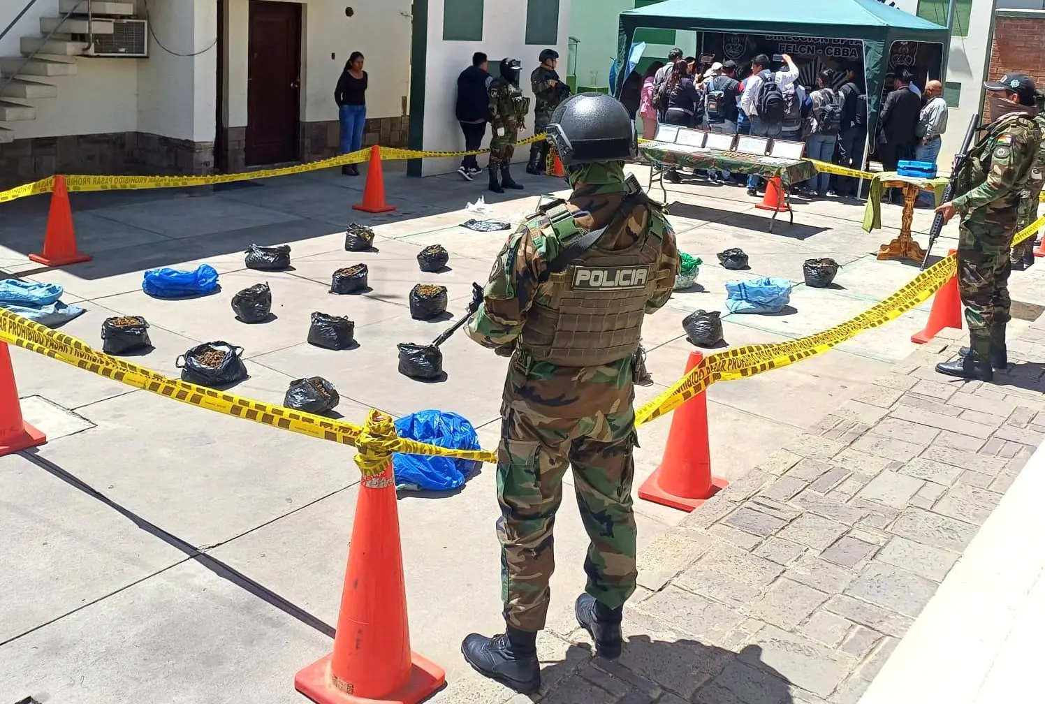 Un agente policial resguarda la droga decomisada. (Foto: FELCN)