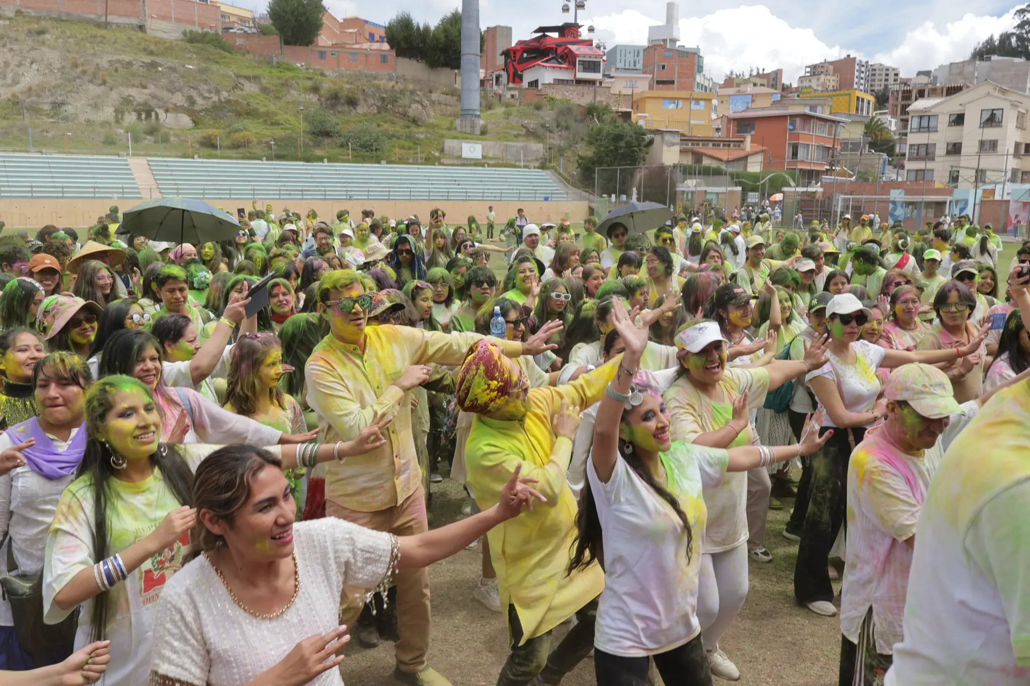 La Embajada de la India celebra el festival Holi en La Paz