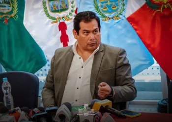El presidente de la Cámara de Diputados, Roberto Castro, participa del diálogo con periodistas. (Foto: Diputados)