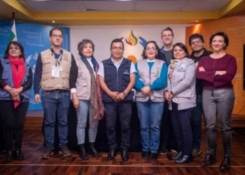 El defensor del Pueblo, Pedro Callisaya, juntos  a los representantes de las misiones de observación electoral. (Foto: Defensoría)
