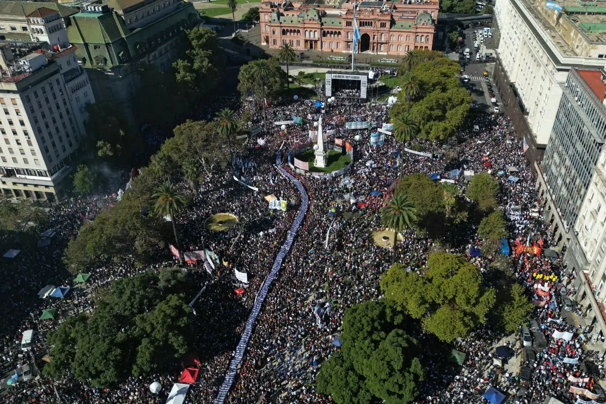 Masiva marcha contra el olvido a 50 años del golpe en Argentina