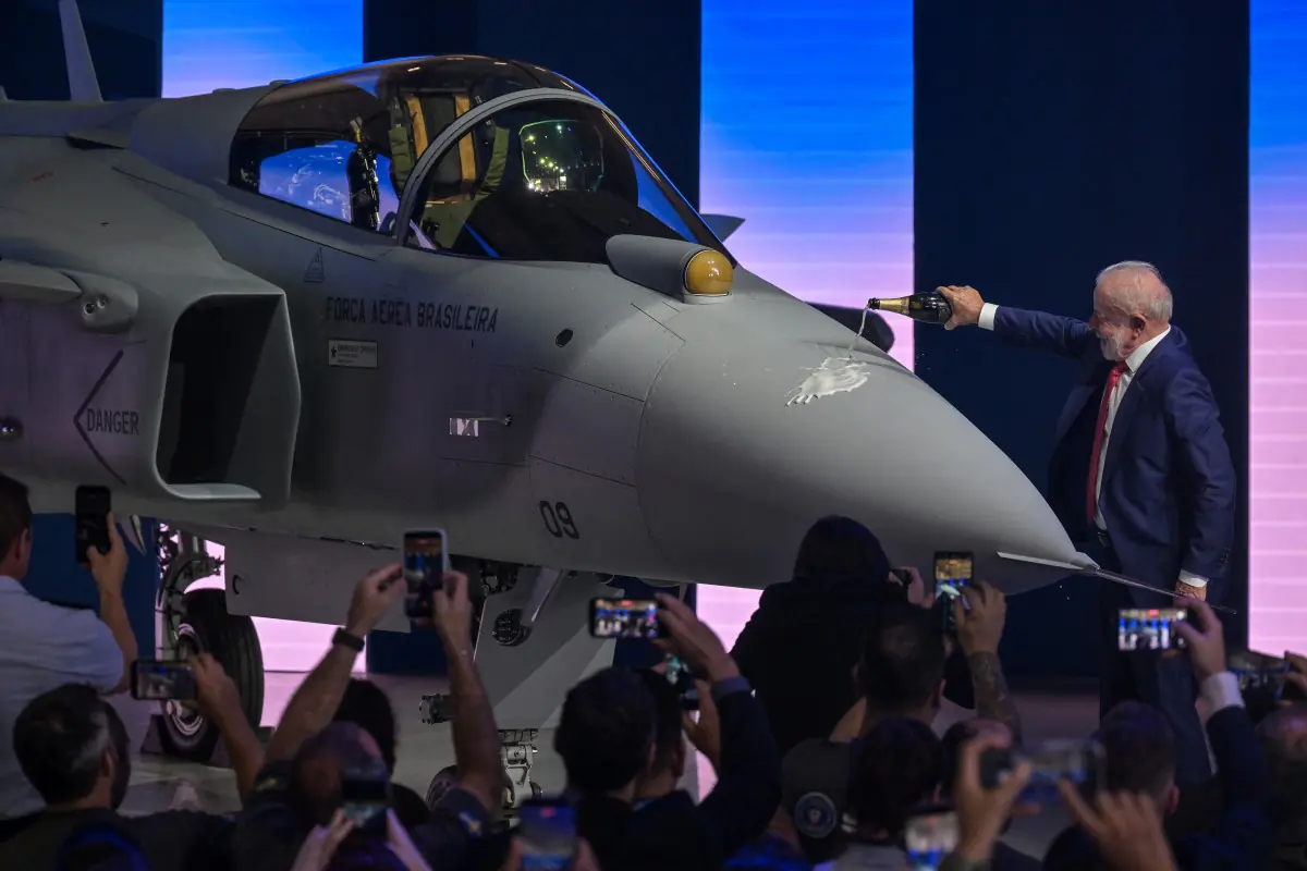 Brasil presenta su primer caza supersónico fabricado en el país