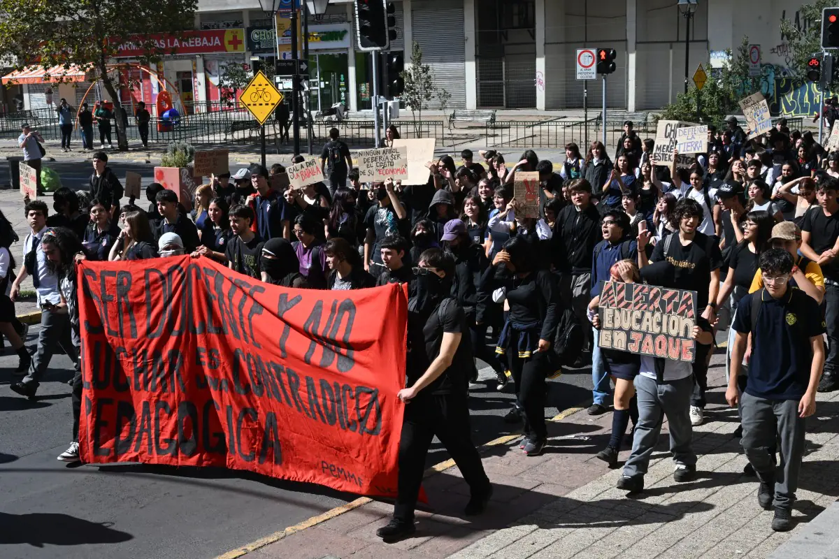 Miles de estudiantes protestan contra Kast en Chile