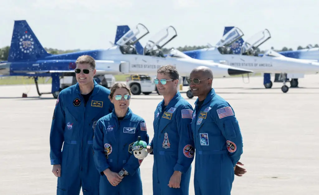 Astronautas llegan al sitio de lanzamiento para misión a la Luna
