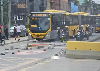 Buses de transporte público fueron usados como barricada