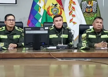 El comandante general de la Policía, general Mirko Sokol, brinda una conferencia de prensa.
