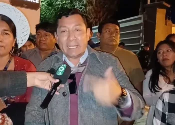Dirigentes evistas realizan una vigilia en puertas de la Sala de Cómputo del TED Cochabamba.
