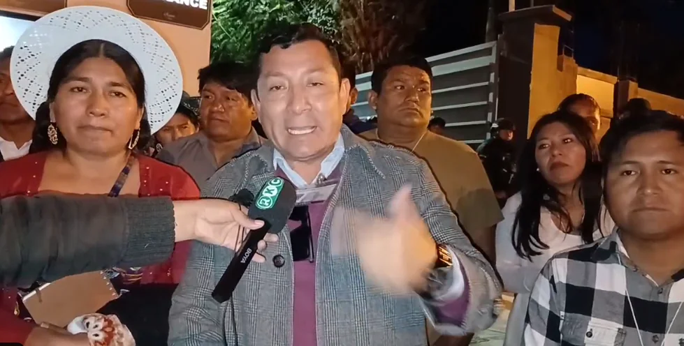 Evistas instalan vigilia en puertas del TED Cochabamba