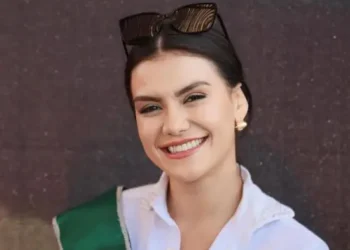 Gabriela De Paiva sonríe durante una actividad pública en Pando