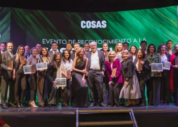 Anfitriones del evetno junto a representantes de las empresas reconocidas.