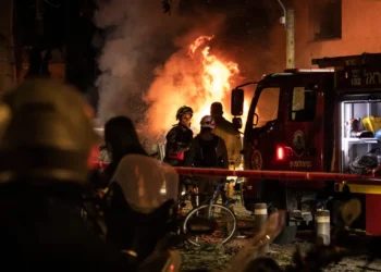 Un edificio en Tel Aviv arde después de ser impactado por un misil iraní