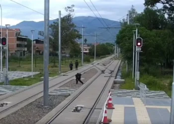 Estudiantes fueron captados colocando piedras en los rieles del tren metropolitano. FOTO: Obras Públicas