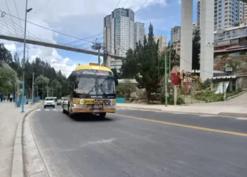 Un bus PumaKatari transita por una vía. FOTO: GAMLP