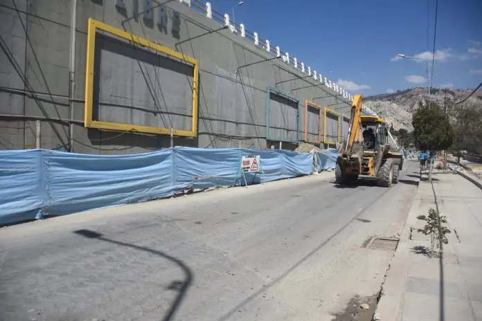 La Alcaldía de La Paz realiza trabajos en la avenida Costanera. FOTO: GAMLP