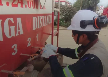 Personal de la ANH en el control de suministro de combustibles. Foto: ANH