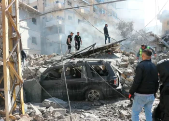 Los servicios de emergencia llegan al lugar donde se produjo un ataque aéreo israelí. Foto: AFP