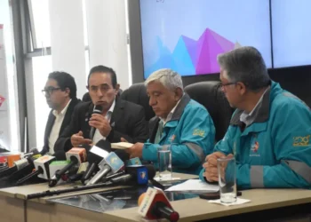 El alcalde electo, Cesar Docwweiler, y el saliente, Iván Arias, en reunión. FOTO: GAMLP