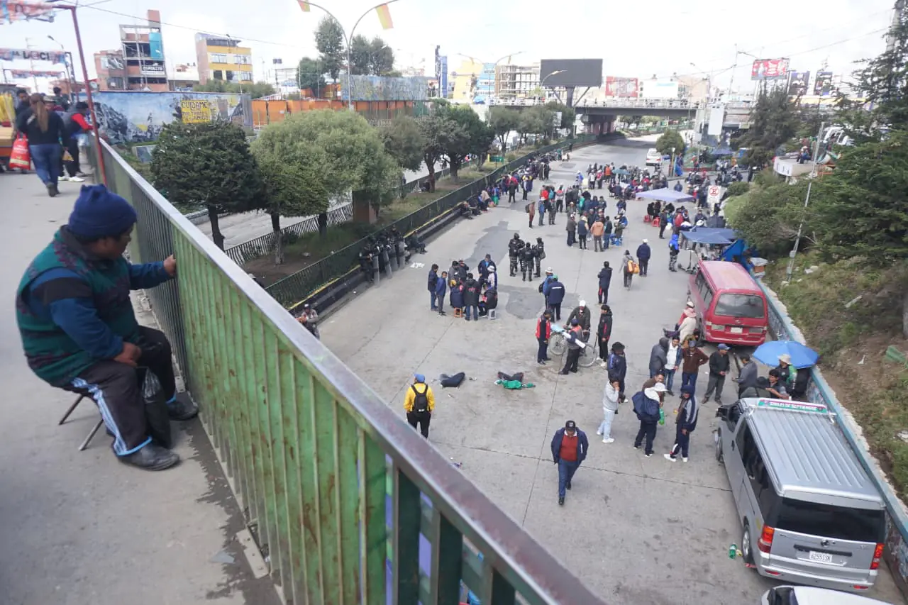 Transportistas declaran paro indefinido en La Paz