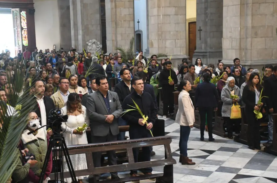 Paz y autoridades asisten a misa de Domingo de Ramos en la Catedral