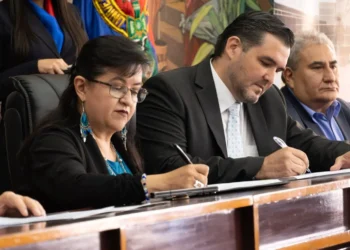 La rectora de la UMSA, María Eugenia García, y el director ejecutuivo de la UPRE, Enrique Bruno, en la firma del convenio. FOTO: UMSA