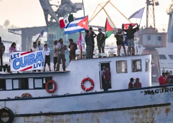 Activistas ondean banderas cubanas y palestinas a bordo del buque Maguro a su llegada desde México. Foto: AFP