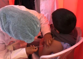 Un estudiante recibe la dosis contra el sarampión. FOTO: GAMEA