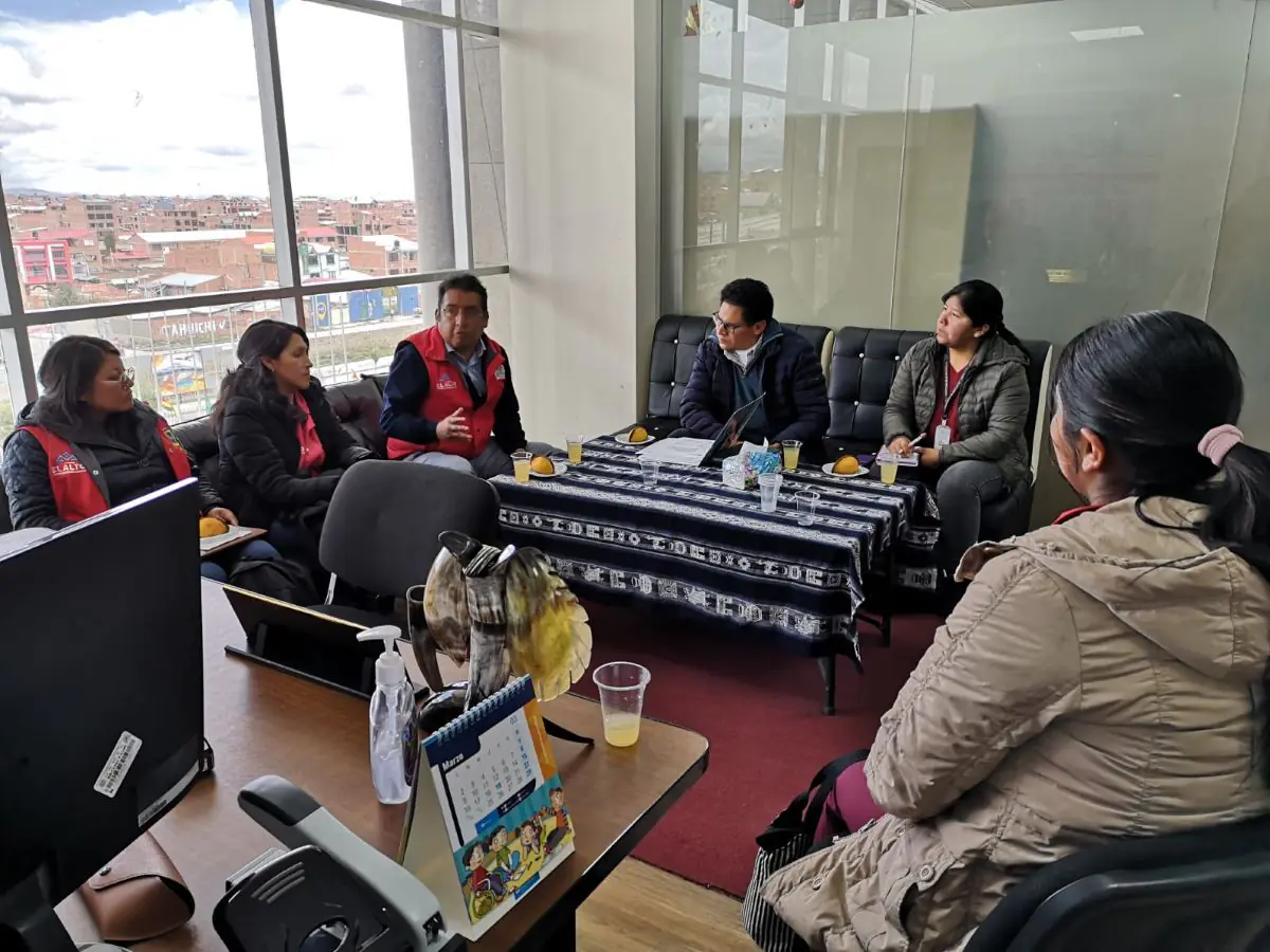 Personal de la Alcaldía de El Alto y una comitida del Despacho de la Primera Dama se reunieron este jueves. FOTO: GAMEA