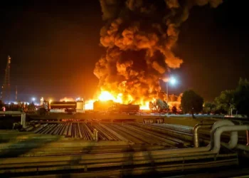 Ataque a una refinería en Irán. Foto: AFP