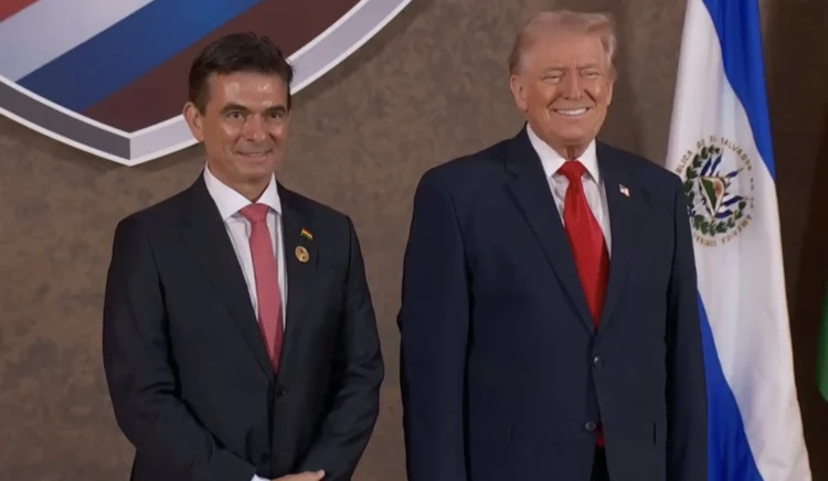 Trump junto a Donald Trump en la Cumbre. Foto: Oficina del Presidente Rodrigo Paz
