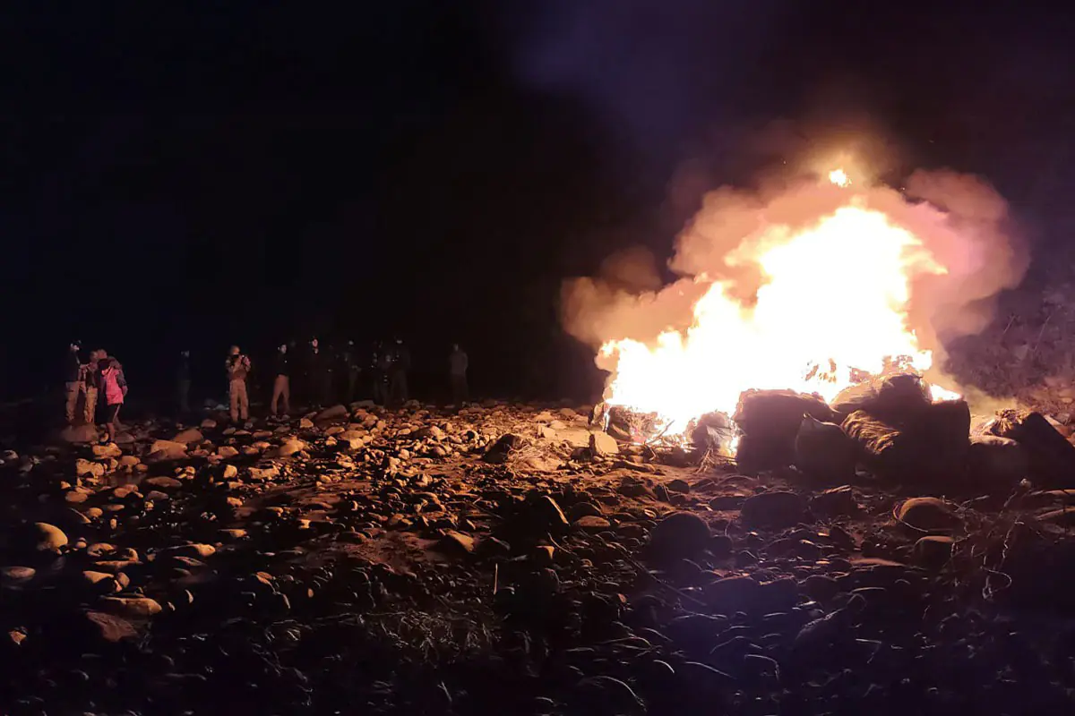 Aduana destruye 150 fardos de ropa usada que incautó en Tarija