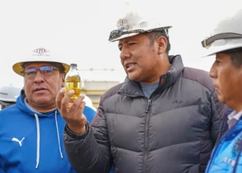 La verificación a la gasolina en la planta de Senkata. Foto: Prensa YPFB