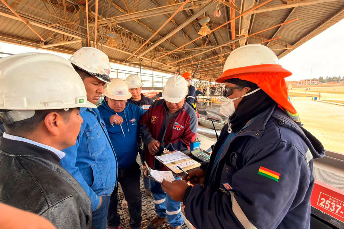 Choferes verifican en Senkata la calidad del combustible que se distribuye en La Paz