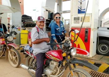 Abastecimiento de combustible en una estación de servicio en Trinidad. Foto: Prensa YPFB