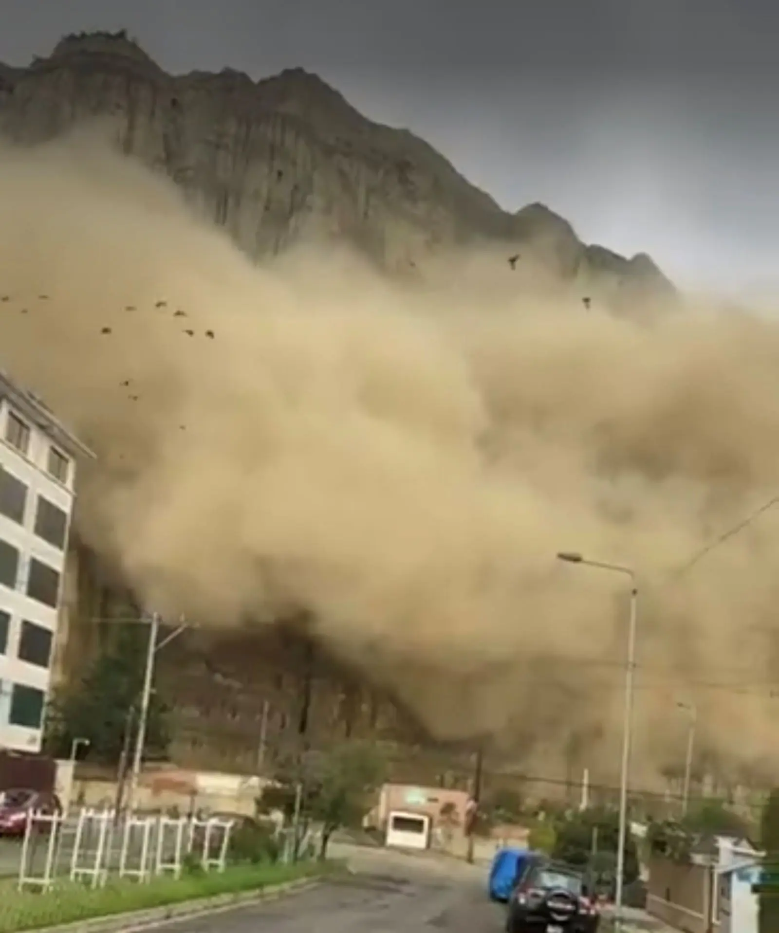 Reportan el deslizamiento de un cerro en la calle 22 de Achumani