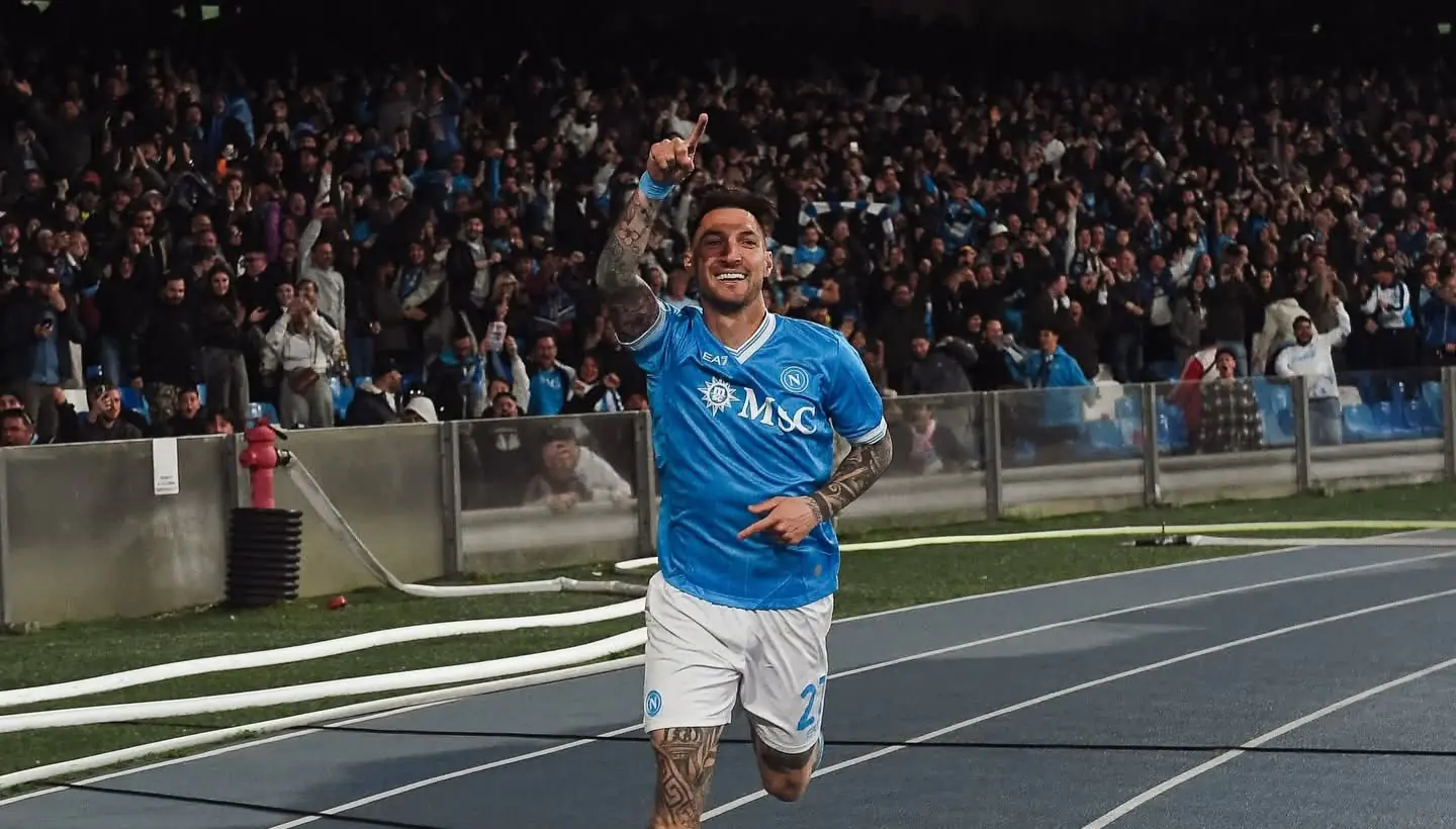 El Napoli doblega al Milan y promete dar batalla al Inter