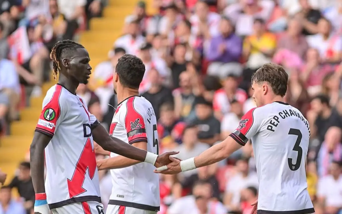 Rayo Vallecano pone un pie en semis de Conference tras ganar al AEK