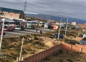 Falta de diésel paraliza ruta La Paz–Oruro y obliga a viajeros a caminar.
Foto Red Uno