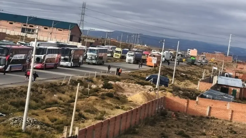 Falta de diésel paraliza ruta La Paz–Oruro y obliga a viajeros a caminar.
Foto Red Uno