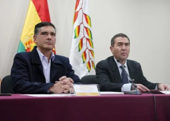 los ministros de Desarrollo Productivo, Rural y Agua y de Planificación, Oscar Mario Justiniano, y Fernando Romero. FOTO: Ministerio de Desarrollo Productivo