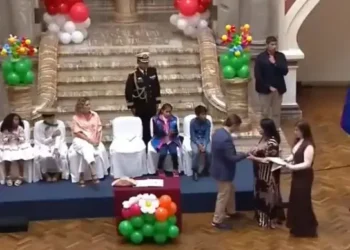 El Presidente recibe el reglamento de la norma/Captura de pantalla