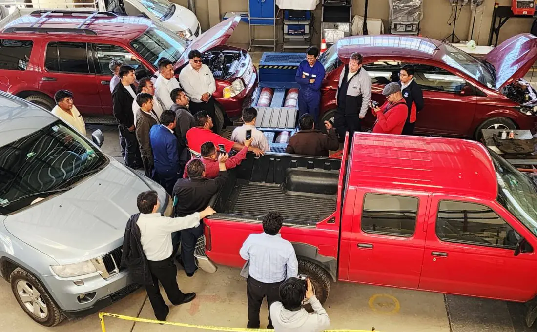 UMSA recibe a choferes para explicación técnica por gasolina desestabilizada