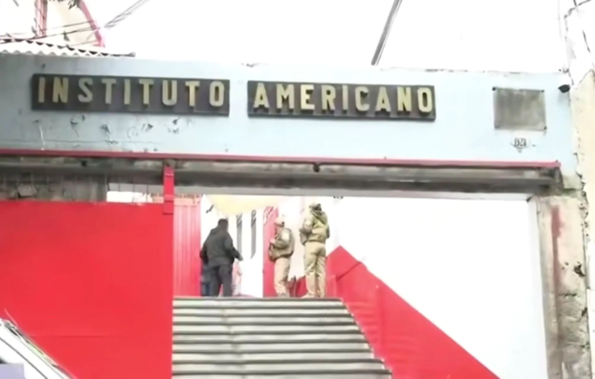 La Policía en el Instituo Americano ante amenazas de tiroteo. FOTO: Captura