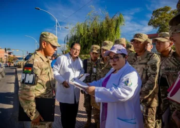 Brigadas de médicos y conscriptos en la campaña contra los criaderos de mosquitos. FOTO: GAMC