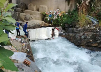 El minibús siniestrado en el municipio de Quime. FOTO: Radio Quime