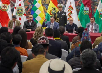 El Presidente durante la reunión con las autoridades electas/Dircom