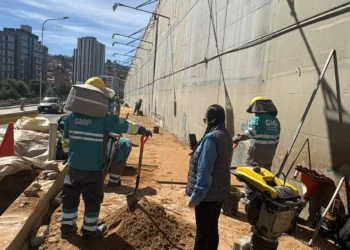 Obreros de la Alcaldía de La Paz realizan los últimos trabajos en la avenida Costanera. FOTO: GAMLP