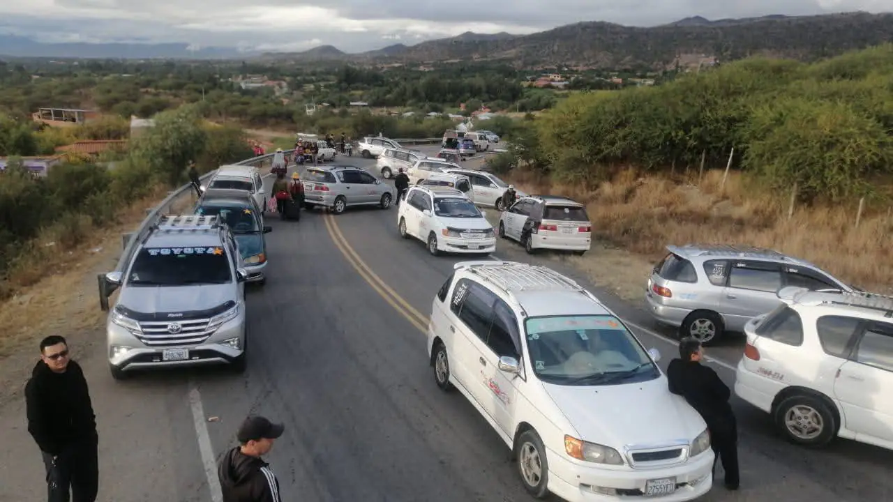 La ciudad de Tarija amaneció cercada. Los transportistas realizan un bloqueo indefinido. FOTO: RRSS