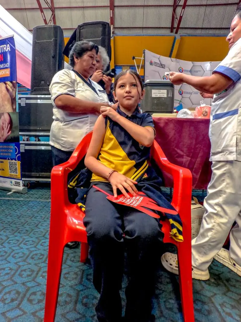 Una niña es inmunizada. FOTO: Ministerio de Salud
