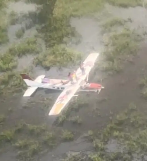 Una avioneta realizó un aterrizaje de emergencia en la ruta Trinidad - Santa Ana. FOTO: RRSS