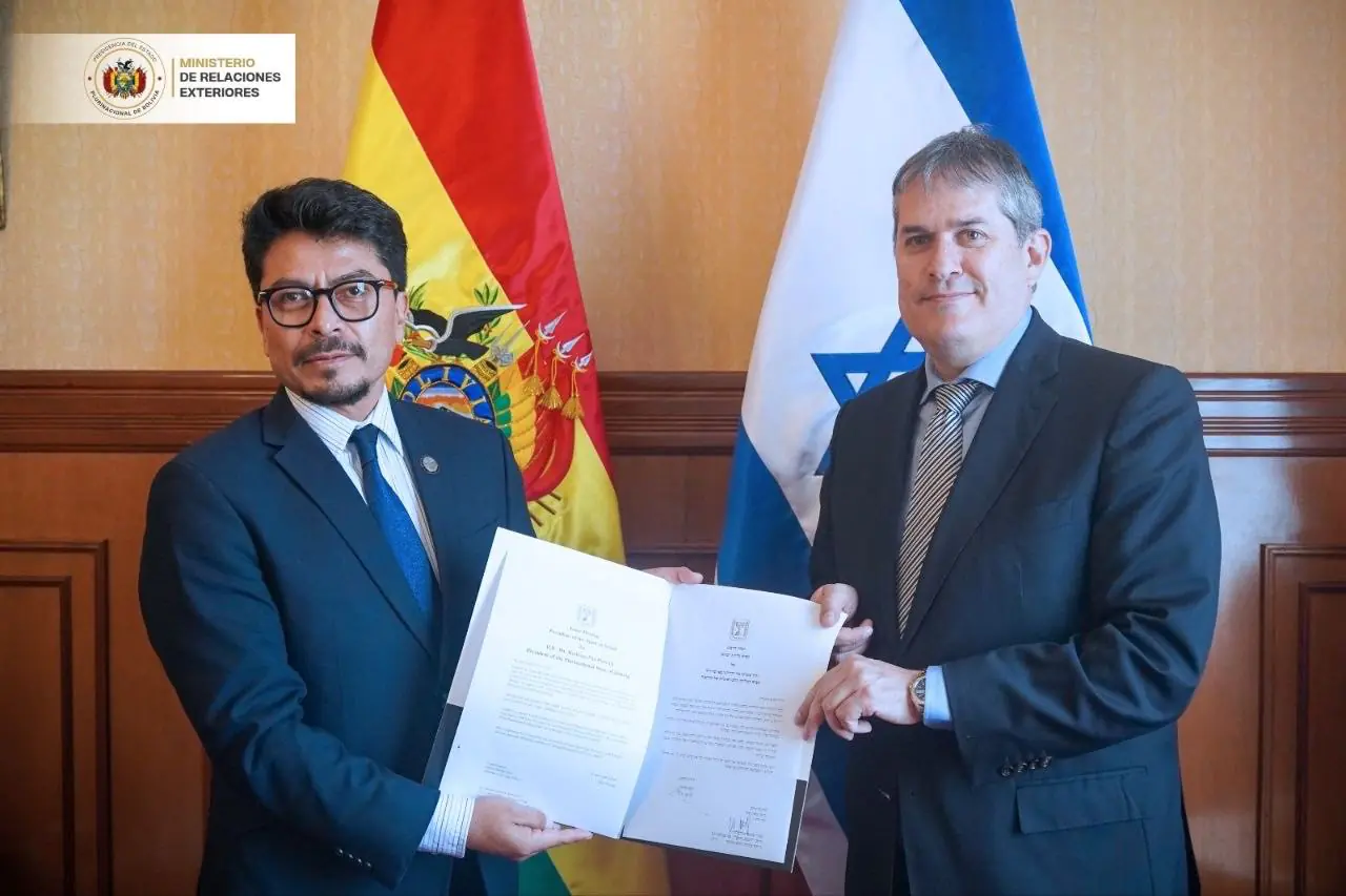 El canciller Fernando Aramayo recibe las credenciales de Israel. Foto: Cancillería